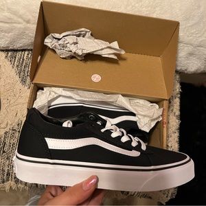 Vans authentic old school. Never worn